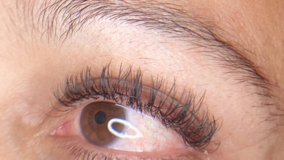 Flat lashes med UV lavet ved Beauty By Kryger i Sommersted, mellem Kolding, Aabenraa og Vejen